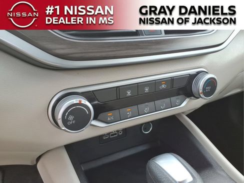Used 2025 Nissan Altima 2.5 SV FWD image 17