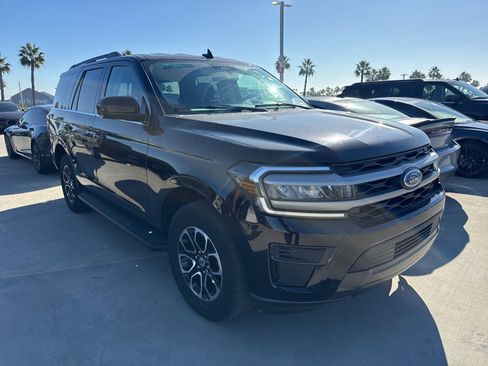 Used 2024 Ford Expedition XLT image 4