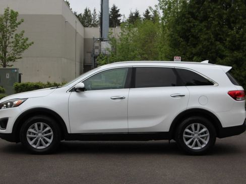 Used 2018 Kia Sorento FWD image 2