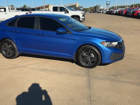 Used 2024 Volkswagen Jetta SE image 3