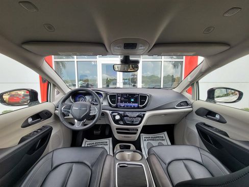 Used 2024 Chrysler Pacifica Touring-L FWD image 9