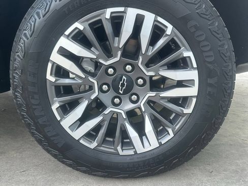 Used 2025 Chevrolet Suburban Z71 AWD/4WD image 27