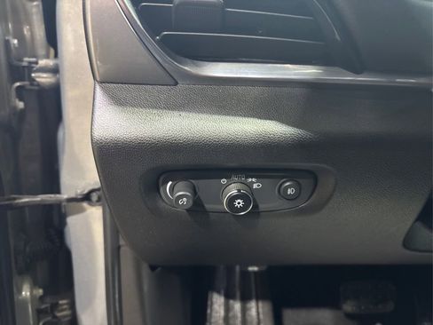 Used 2018 Chevrolet Traverse LT image 39