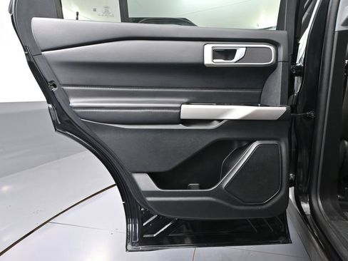 Used 2023 Ford Explorer XLT AWD/4WD image 33