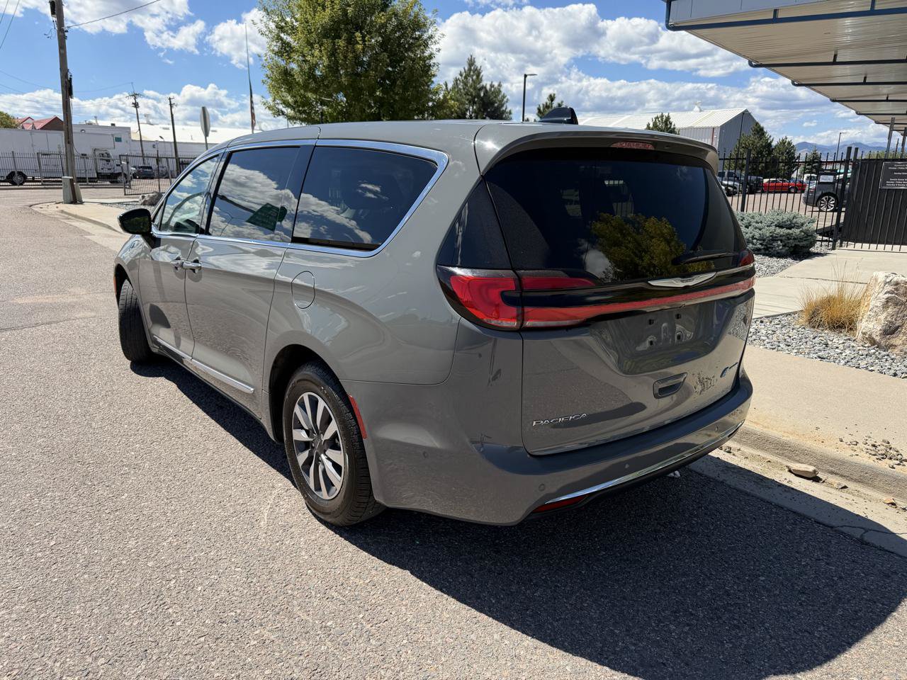 Used 2023 Chrysler Pacifica Limited FWD image 3
