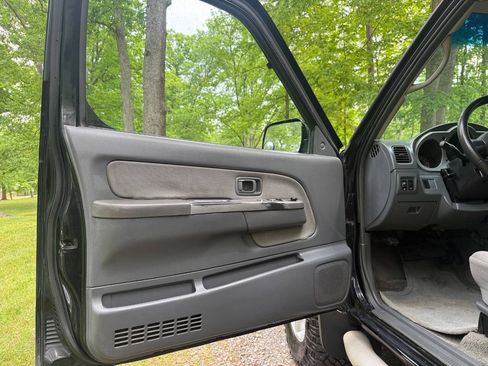 Used 2002 Nissan Frontier SE AWD/4WD image 56