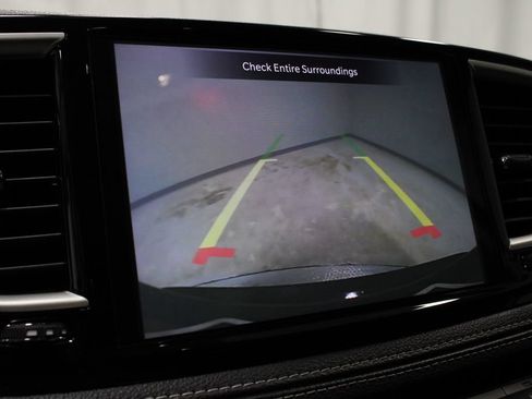 Used 2023 Chrysler Pacifica Touring-L FWD image 3