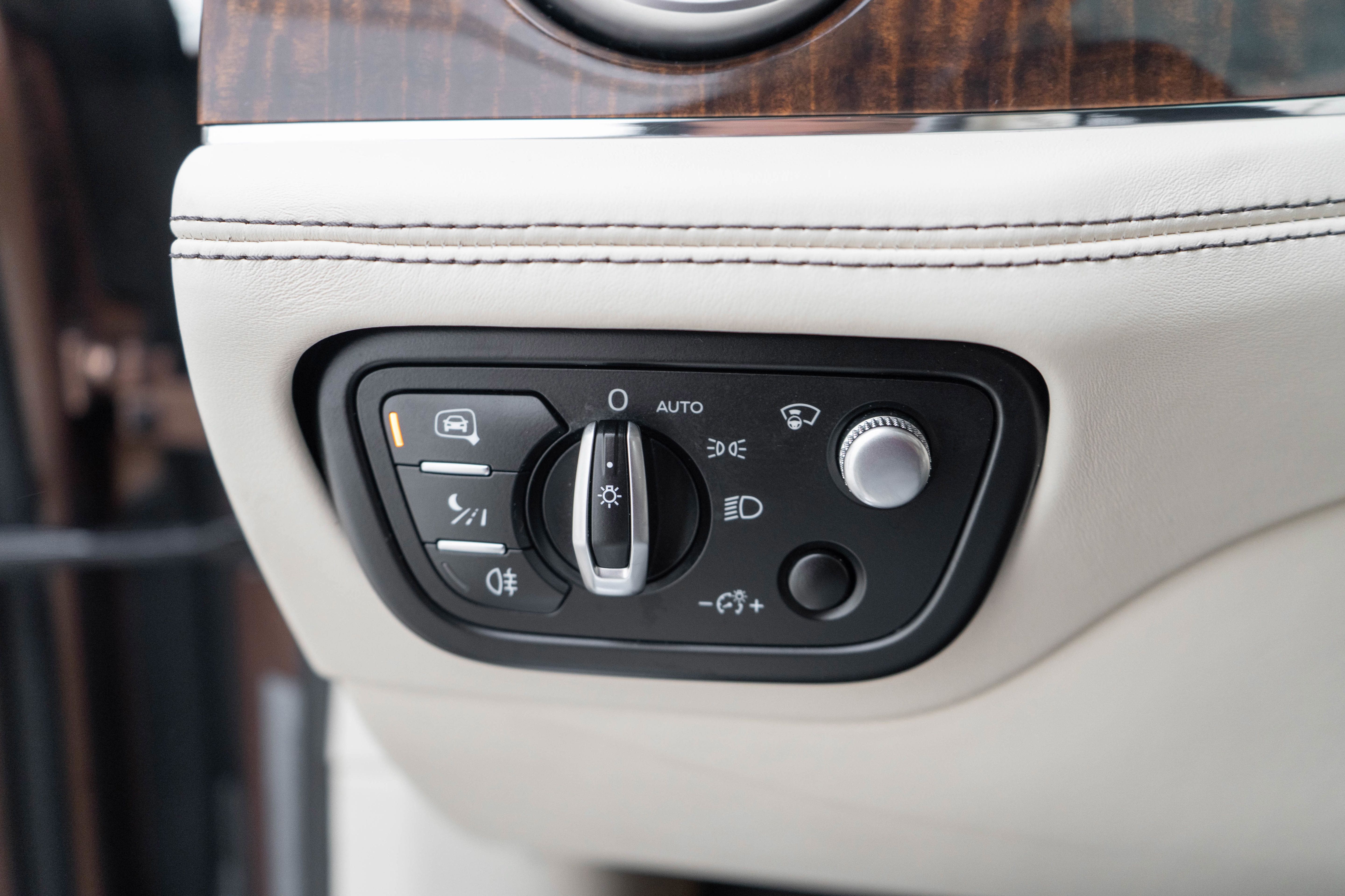 Used 2017 Bentley Bentayga AWD/4WD image 17