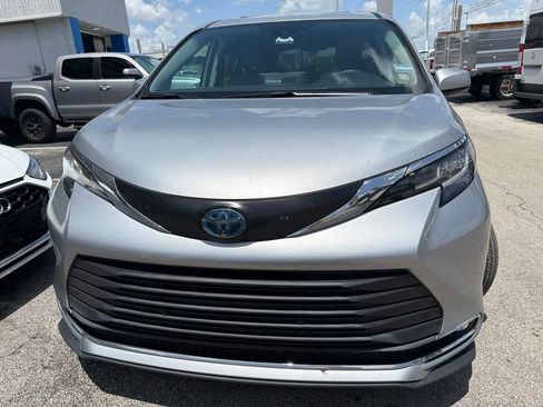 Used 2023 Toyota Sienna XLE FWD image 2