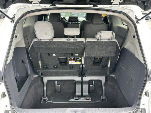 Used 2024 Toyota Sienna LE AWD/4WD image 36
