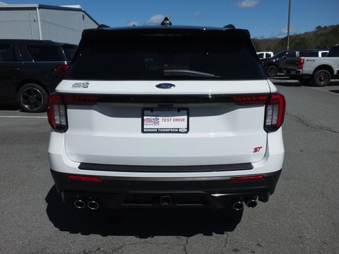 Used 2025 Ford Explorer ST image 4