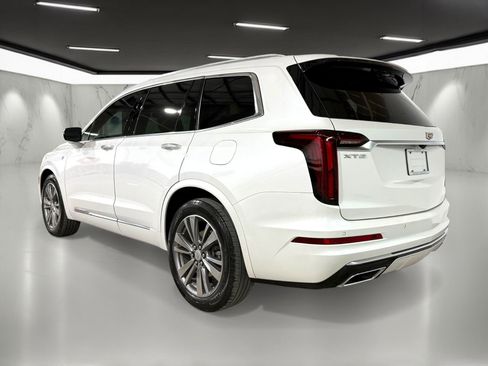 Used 2021 Cadillac XT6 Premium Luxury image 3