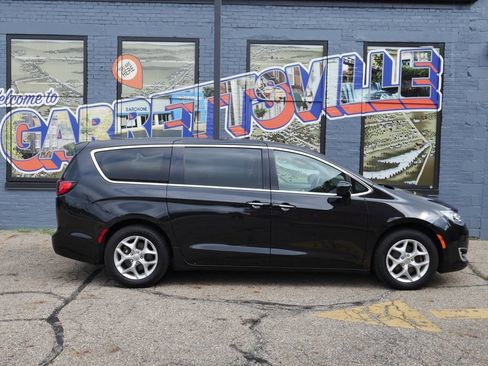 Used 2018 Chrysler Pacifica Touring Plus w/ Tire & Wheel Group FWD image 18