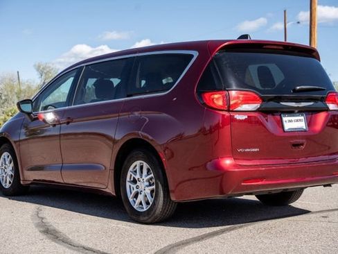 Used 2023 Chrysler Voyager LX FWD image 7