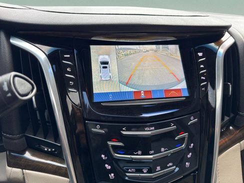 Used 2019 Cadillac Escalade Luxury image 9