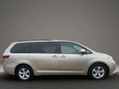 Used 2017 Toyota Sienna LE FWD image 4