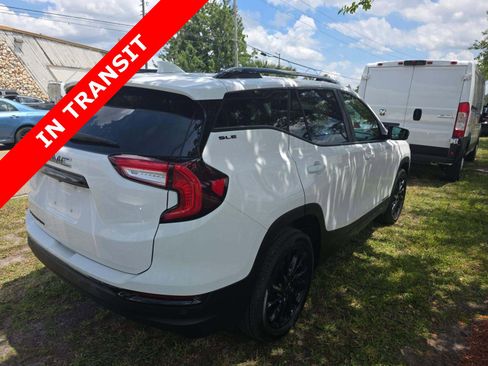 Used 2024 GMC Terrain SLE w/ Driver Convenience Package FWD image 4