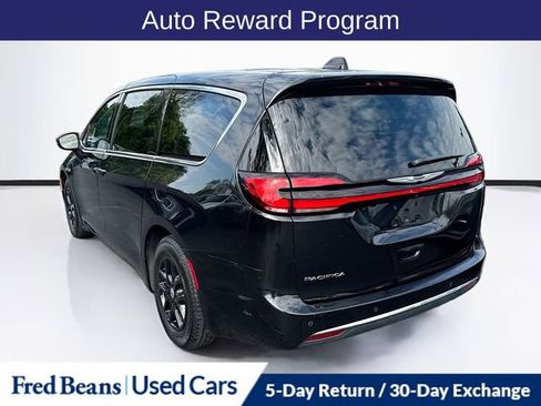 Used 2023 Chrysler Pacifica Touring-L FWD image 6