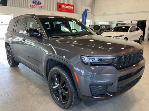 Used 2023 Jeep Grand Cherokee L Laredo image 3
