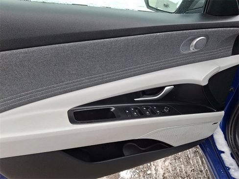 Used 2022 Hyundai Elantra Limited image 12