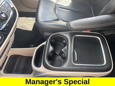 Used 2023 Chrysler Pacifica Touring-L FWD image 27