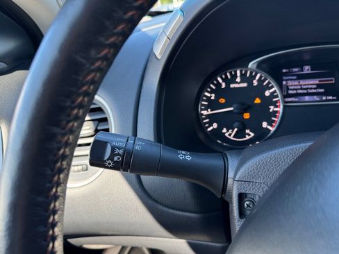 Used 2020 Nissan Pathfinder SL AWD/4WD image 22