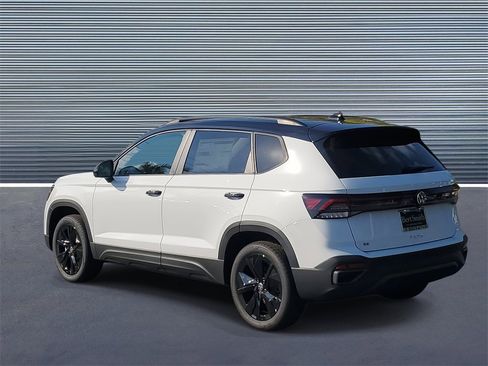 New 2026 Volkswagen Taos SE image 4