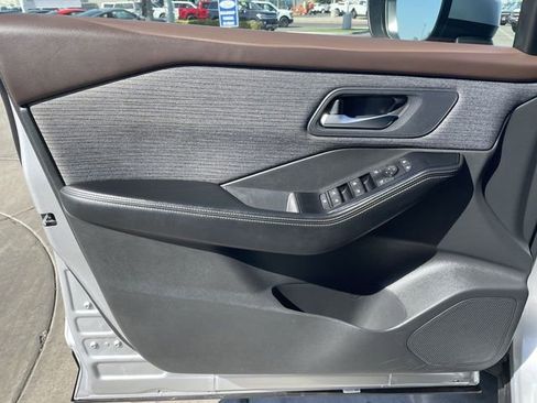 Used 2023 Nissan Rogue SV image 21