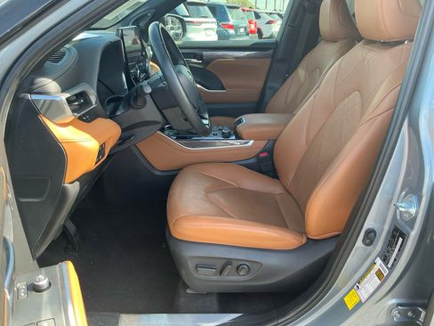 Used 2024 Toyota Highlander Platinum image 14