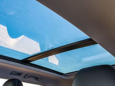 Used 2023 Volkswagen Taos SE w/ Panoramic Sunroof Package image 42