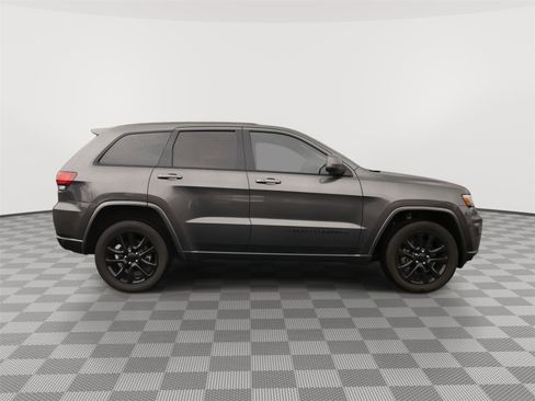 Used 2021 Jeep Grand Cherokee Laredo X AWD/4WD image 24