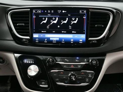 Used 2023 Chrysler Pacifica Touring-L image 19