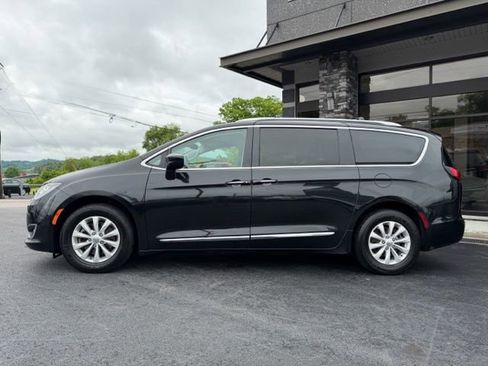 Used 2018 Chrysler Pacifica Touring-L FWD image 15
