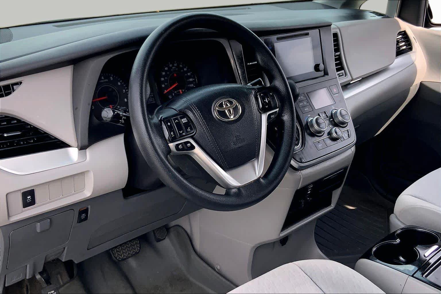Used 2015 Toyota Sienna LE FWD image 16