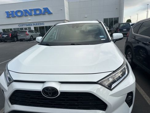 Used 2020 Toyota RAV4 XLE w/ Convenience Package image 2