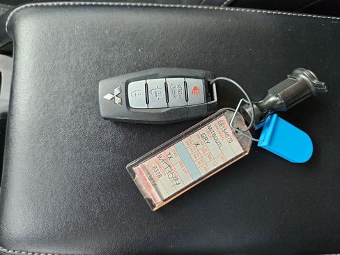 Used 2025 Mitsubishi Outlander SE image 29