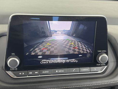 Used 2024 Nissan Rogue S FWD image 17