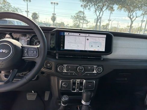 Used 2025 Jeep Gladiator Sport image 9