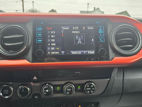 Used 2019 Toyota Tacoma TRD Sport image 10