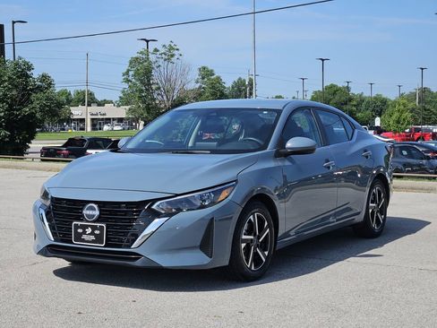 Used 2024 Nissan Sentra SV FWD image 2