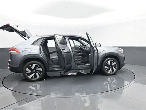 Used 2025 Volkswagen Atlas Cross Sport SE image 30