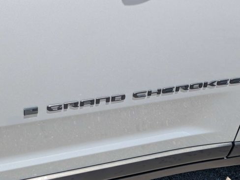 Used 2025 Jeep Grand Cherokee Altitude AWD/4WD image 14