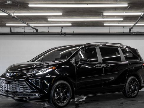 Used 2025 Toyota Sienna XLE Woodland Edition image 1