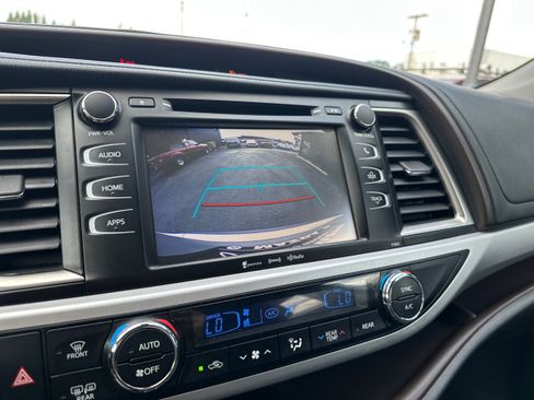 Used 2019 Toyota Highlander LE AWD/4WD image 29