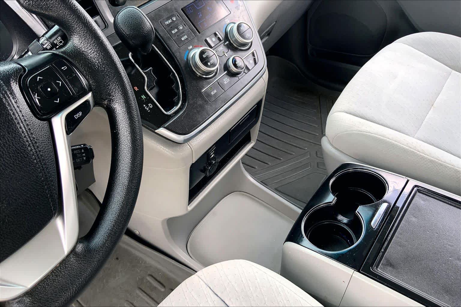 Used 2015 Toyota Sienna LE FWD image 15