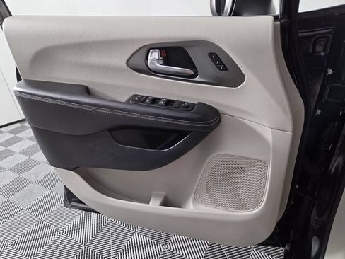 Used 2023 Chrysler Pacifica Touring-L FWD image 22