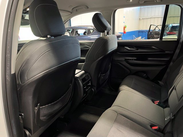 Used 2023 Jeep Grand Cherokee Laredo AWD/4WD image 18