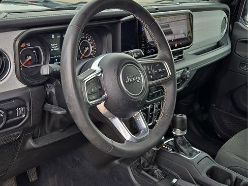 Used 2025 Jeep Wrangler Unlimited Sahara AWD/4WD image 21