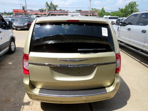 Used 2012 Chrysler Town & Country Touring image 5