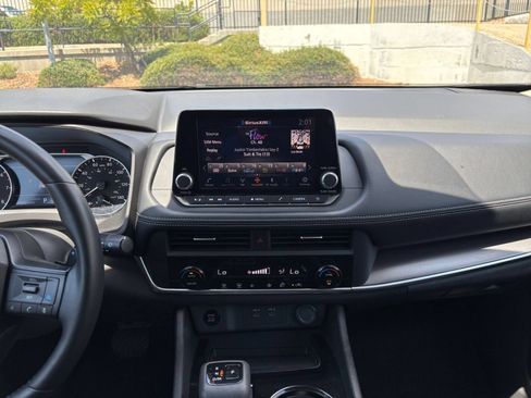 Used 2025 Nissan Rogue SV FWD image 17
